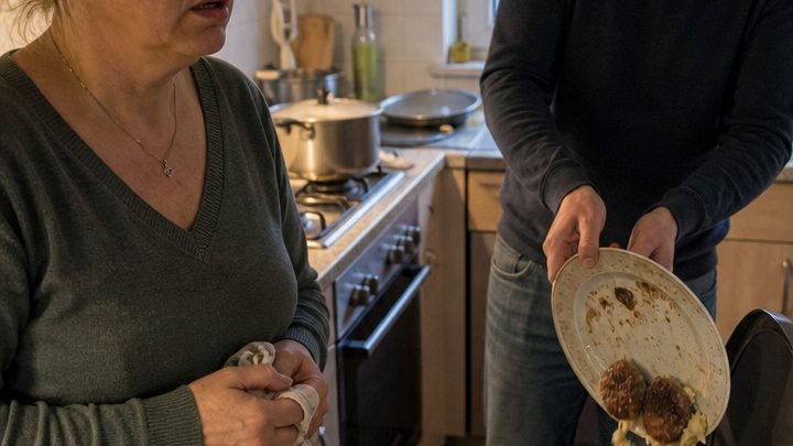 „Das werde ich nicht essen.“ Der Mann, zu dem ich mit einundfünfzig gezogen war, warf meine selbst gemachten Frikadellen in den Müll – und genau in diesem Moment begriff ich, mit wem ich mein Leben wirklich teilte