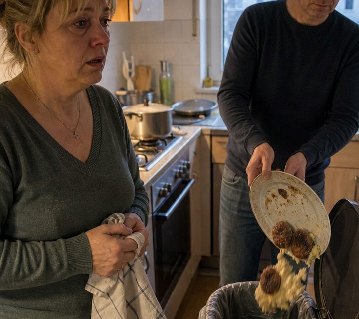 „Das werde ich nicht essen.“ Der Mann, zu dem ich mit einundfünfzig gezogen war, warf meine selbst gemachten Frikadellen in den Müll – und genau in diesem Moment begriff ich, mit wem ich mein Leben wirklich teilte