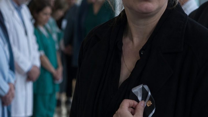 Nur wenige Minuten nach dem Ehrengeleit für meine achtzehnjährige Tochter verschwand mein Mann nach einem Anruf – dann kam ihr Arzt auf mich zugelaufen und sagte: „Ihr Mann hat mich angefleht, Ihnen die Wahrheit über Ihre Tochter zu verschweigen.“ Ich glaubte, nichts könne schlimmer sein als ihr Tod. Doch ich hatte mich geirrt. 💔