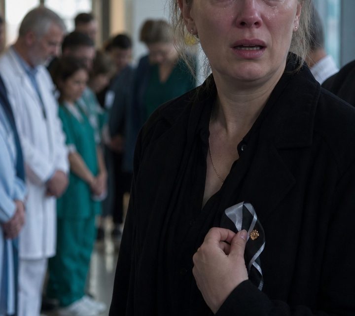Nur wenige Minuten nach dem Ehrengeleit für meine achtzehnjährige Tochter verschwand mein Mann nach einem Anruf – dann kam ihr Arzt auf mich zugelaufen und sagte: „Ihr Mann hat mich angefleht, Ihnen die Wahrheit über Ihre Tochter zu verschweigen.“ Ich glaubte, nichts könne schlimmer sein als ihr Tod. Doch ich hatte mich geirrt. 💔