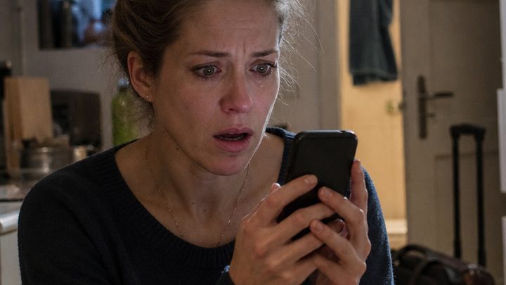 „Clara merkt überhaupt nichts“ – Als ich zufällig hörte, wie mein Mann vor seinen Freunden über mich sprach, zerbrach meine heile Welt, und eine Nachricht auf seinem Handy enthüllte schließlich die ganze Wahrheit