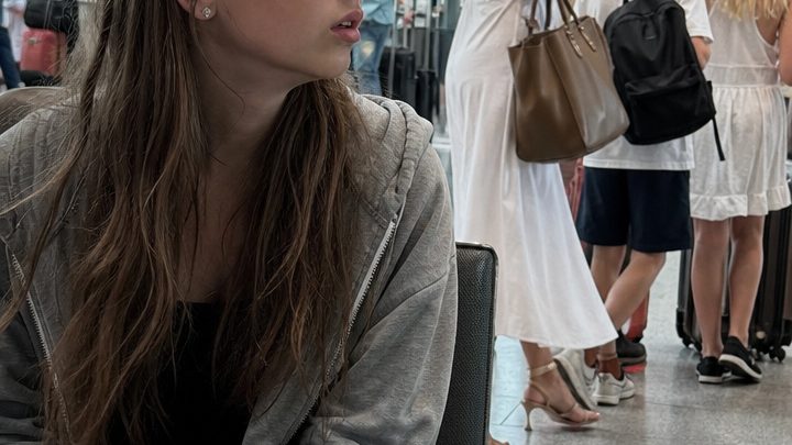 Mit sechzehn ließ meine eigene Mutter mich am Flughafen zurück – doch als sie aus dem Urlaub heimkehrte, fand sie nur mein leeres Zimmer und ein Schreiben vom Anwalt vor