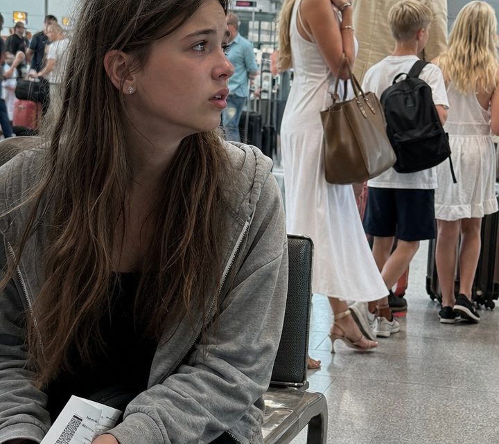 Mit sechzehn ließ meine eigene Mutter mich am Flughafen zurück – doch als sie aus dem Urlaub heimkehrte, fand sie nur mein leeres Zimmer und ein Schreiben vom Anwalt vor