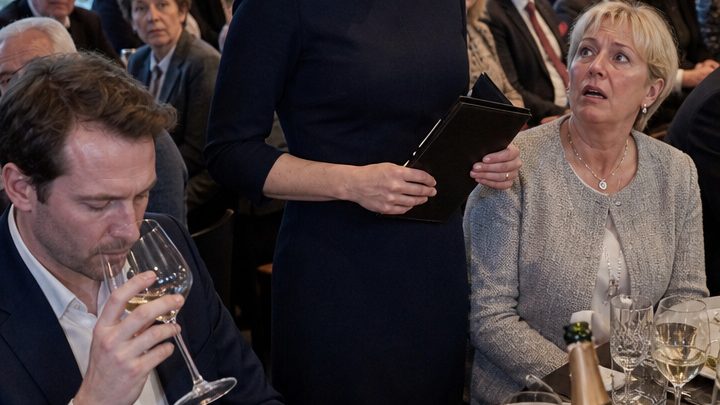 Als die Schwiegermutter ihr die Rechnung über 13.240 Euro zuschob, stand Hannah auf und ließ ihren Mann mit der ganzen Familie, der Polizei und dem Schuldenberg allein zurück