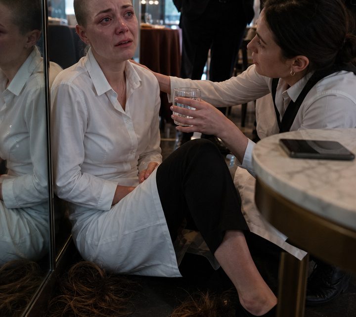 Sie rasierten der Kellnerin aus Spaß den Kopf – doch als ihr Ehemann das Restaurant betrat, verstummte das Lachen augenblicklich …