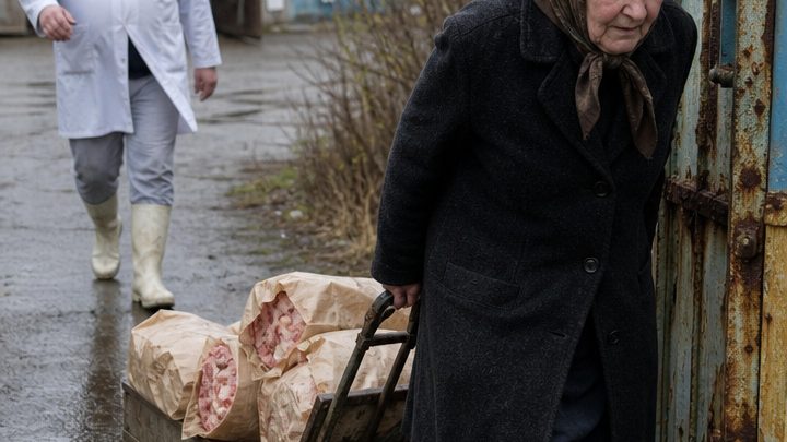Jeden Morgen kaufte eine alte Frau beim Metzger sechzig Kilo Rindfleisch – doch als die Polizei endlich das verlassene Gebäude öffnete, entdeckte sie ein Geheimnis, das niemand erwartet hatte