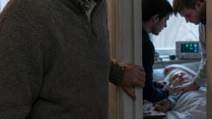 Jeden Abend baten meine beiden Söhne ihre Mutter, bei ihnen zu schlafen – doch als ich eine versteckte Kamera in ihrem Zimmer installierte und die Aufnahme sah, gefror mir das Blut in den Adern 😱💔