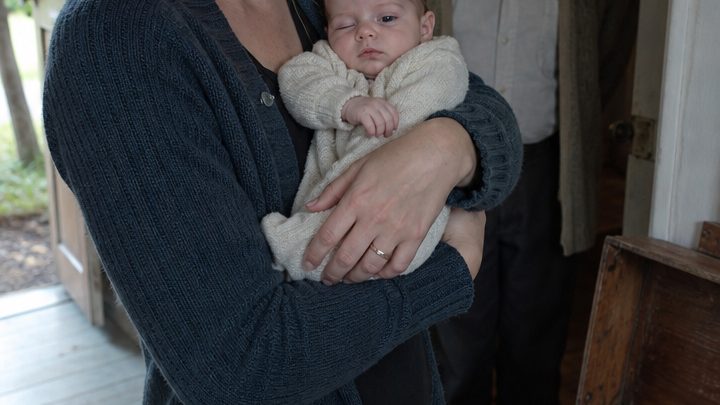 Er verschwand am Morgen nach seinem Liebesversprechen – doch als ich erfuhr, warum er mich und unsere Tochter verlassen hatte, zerbrach alles, was ich über meine eigene Vergangenheit zu wissen glaubte