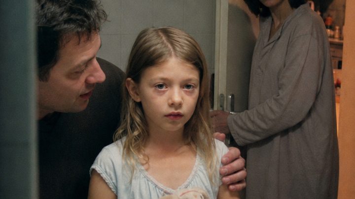 Jeden Abend flüsterte mein Mann unserer siebenjährigen Tochter etwas ins Ohr – doch als er sie eines Tages ins Bad führte und die Tür abschloss, konnte ich nicht länger so tun, als wäre alles normal