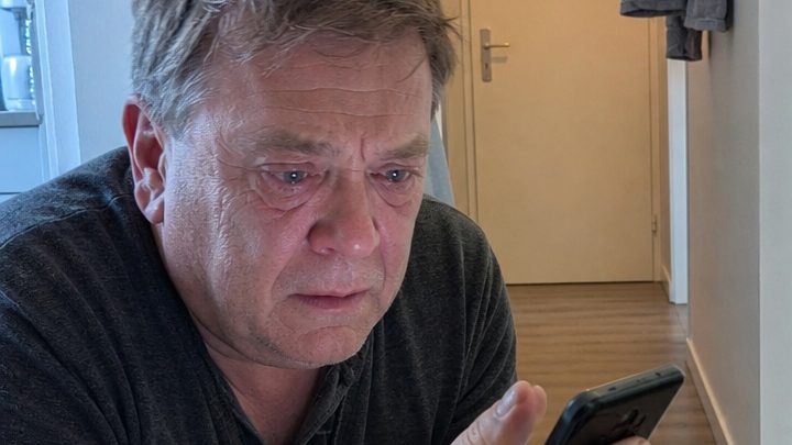 Ich fotografierte meine schlafende Tochter und schickte das Bild meiner Frau – eine Minute später rief sie unter Tränen an und sagte: „Vergrößere den Ärmel … du musst sehen, was dort ist.“
