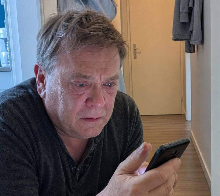 Ich fotografierte meine schlafende Tochter und schickte das Bild meiner Frau – eine Minute später rief sie unter Tränen an und sagte: „Vergrößere den Ärmel … du musst sehen, was dort ist.“
