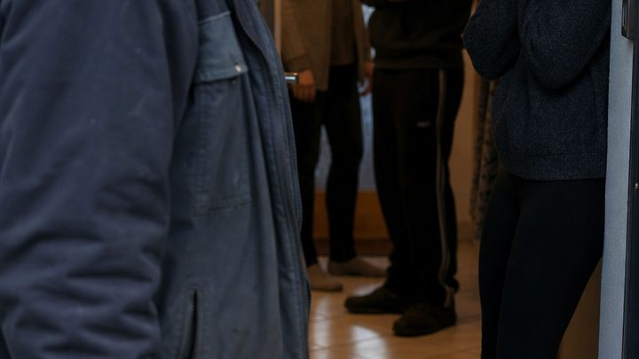 Ich kam einen Tag früher nach Hause – und hörte meine Tochter weinen: Was ich hinter der Tür entdeckte, ließ mich an allem zweifeln, was ich über meine Familie zu wissen glaubte