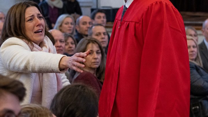 Zwei Wochen vor dem Abschluss sagte mein Sohn, er werde im roten Kleid seiner verstorbenen Zwillingsschwester auf die Bühne gehen – und was dann geschah, brachte eine ganze Aula zum Schweigen
