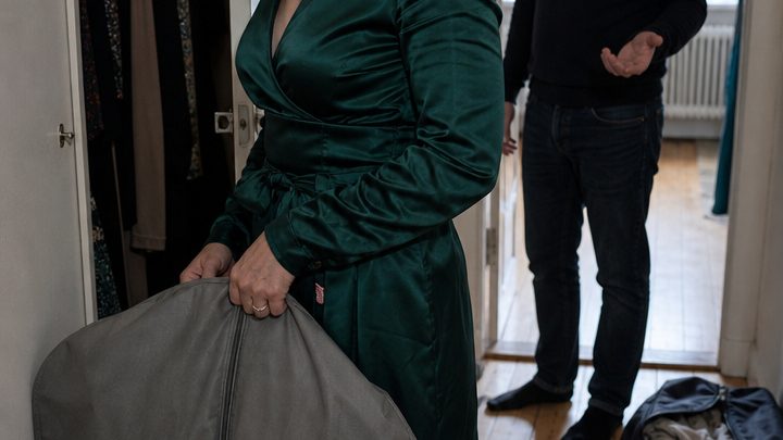„Zieh für unsere Silberhochzeit etwas Schlichteres an und gib dein neues Kleid meiner Schwester“, sagte mein Mann – doch was danach geschah, ließ ihn den ganzen Abend in seinem alten, viel zu engen Anzug verbringen