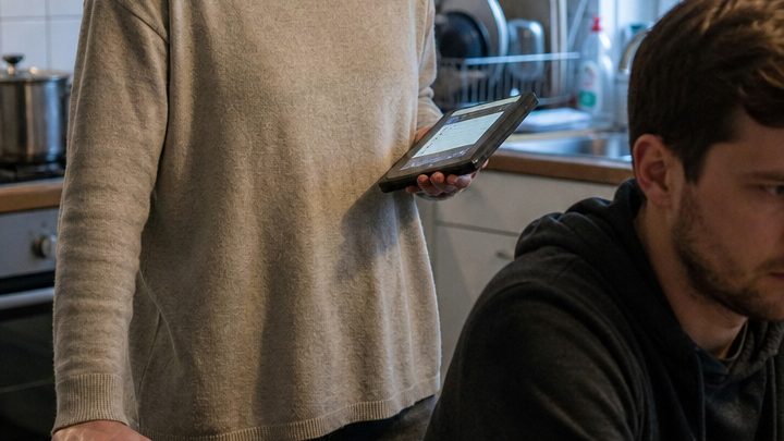 „Ich habe das Geld meiner Prämie meiner Mutter überwiesen und dir stattdessen eine Küchenmaschine gekauft“ – doch als Clara die Wahrheit erfuhr, warf sie ihren Mann noch am Hochzeitstag aus der Wohnung