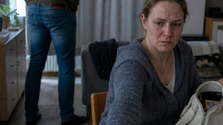 Jeden Abend um exakt 19:14 zog mein Mann die Vorhänge zu und zwang mich, seine Suppe zu essen – bis ich heimlich eine Probe ins Labor brachte und beim Lesen des Befunds am ganzen Körper zu zittern begann 😱💔