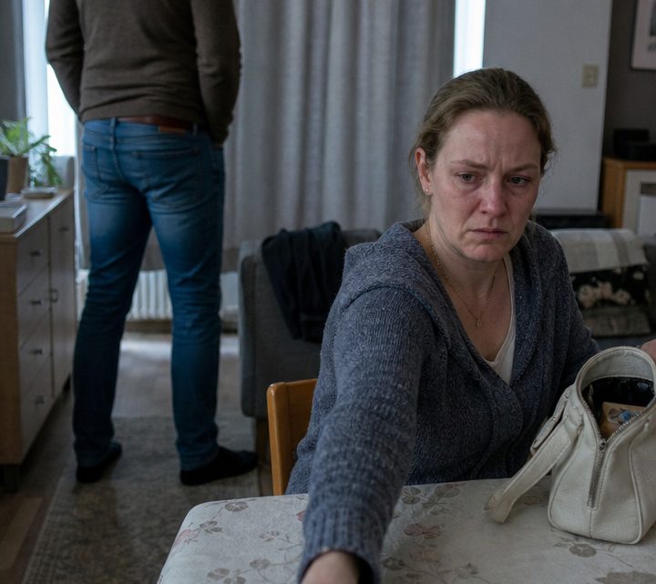 Jeden Abend um exakt 19:14 zog mein Mann die Vorhänge zu und zwang mich, seine Suppe zu essen – bis ich heimlich eine Probe ins Labor brachte und beim Lesen des Befunds am ganzen Körper zu zittern begann 😱💔