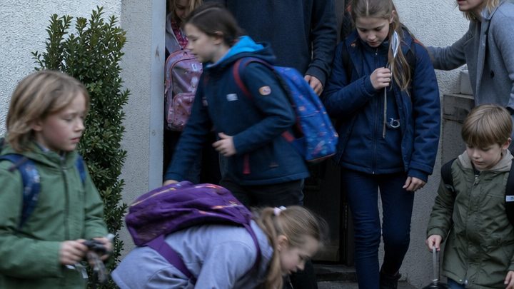 Alle hielten ihn für einen herzlosen Vater, der seine sieben Kinder wie in einer Kaserne erzog – bis er vor seinem Haus zusammenbrach und ein einziges Dokument die erschütternde Wahrheit enthüllte