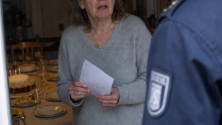 An meinem sechzigsten Geburtstag wartete ich vier Stunden auf meine sechs Kinder – doch dann klopfte ein Polizist an meine Tür und überreichte mir eine Nachricht, die mir das Blut in den Adern gefrieren ließ