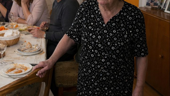 Meine 87-jährige Großmutter rief die ganze Familie mit tränenerstickter Stimme an und bat uns zu einem „letzten gemeinsamen Abendessen“ – wir glaubten, der Arzt hätte ihr eine schreckliche Nachricht überbracht, doch ihre spätere Enthüllung ließ uns alle sprachlos zurück … 😱💔