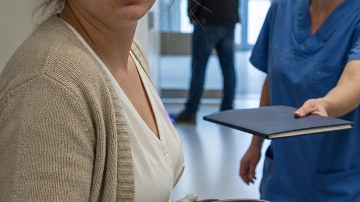 Ich war vierundzwanzig, als mein Sohn geboren wurde – doch erst eine weinende Krankenschwester enthüllte mir, was mein Mann im Krankenhaus heimlich veranlasst hatte
