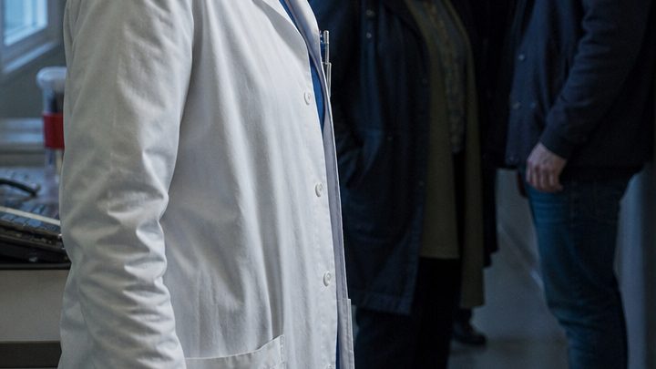 Zwölf Jahre lang hielt ihre Schwiegermutter sie für eine einfache Putzfrau – bis eine einzige Nacht im Krankenhaus die Wahrheit ans Licht brachte