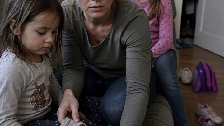 Meine Mutter behauptete immer, sie würde nur mit meinen Töchtern spazieren gehen – doch jedes Mal kamen die Mädchen mit denselben seltsamen Zeichen an den Beinen zurück