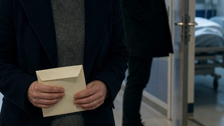„Sie ist nicht meine Tochter“, flüsterte mein Mann im Krankenhaus – doch dann übergab man mir das Baby seiner verstorbenen Schwester und einen Brief mit einer Wahrheit, die unsere ganze Familie erschütterte