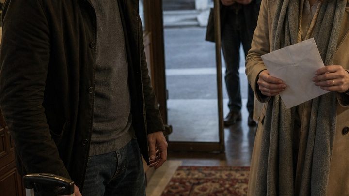 Meine schwer kranke zehnjährige Tochter hatte nur noch einen letzten Wunsch, und mein Mann setzte alles daran, ihn wahr werden zu lassen – doch am Morgen unserer Abreise reichte mir die Hotelleiterin einen Umschlag und sagte: „Ihr Mann hätte Ihnen davon selbst erzählen müssen.“