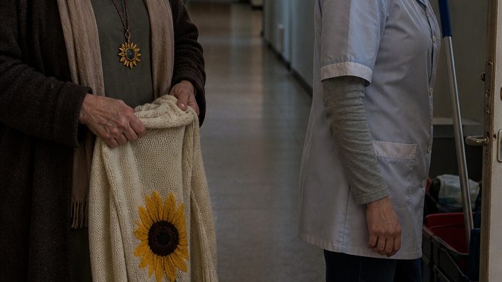 Vierzig Jahre lang fragte ich mich, warum meine Zwillingsschwester fortging und nie zurückkehrte – bis meine Enkelin mit einem alten Pullover nach Hause kam und damit alles infrage stellte, was meine Familie mir erzählt hatte