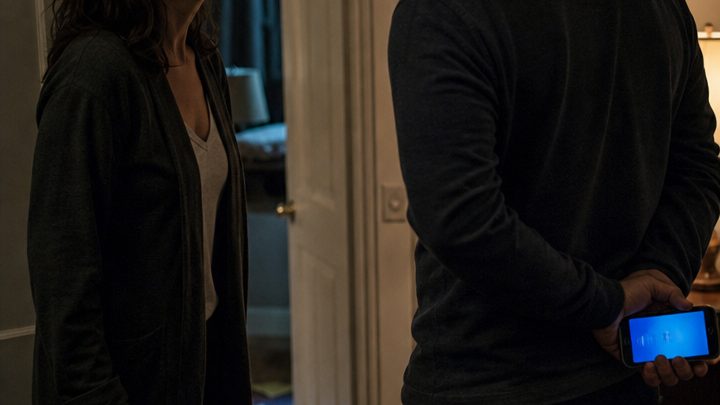 Ich glaubte, mein fünfjähriger Sohn würde nur mit seiner kleinen Schwester kämpfen, bis er mich direkt ansah und flüsterte: „Mama, dieses Baby ist nicht unsere Schwester.“ Was er danach erzählte, riss unsere ganze Familie auseinander