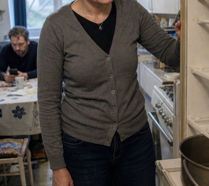 „Wo sind die Frikadellen?“ – Als der faule Bruder ihres Mannes zwanzig Stück auf einmal verschlang und danach auch noch mehr verlangte, zog Claudia endlich eine Grenze, die ihre Ehe retten sollte