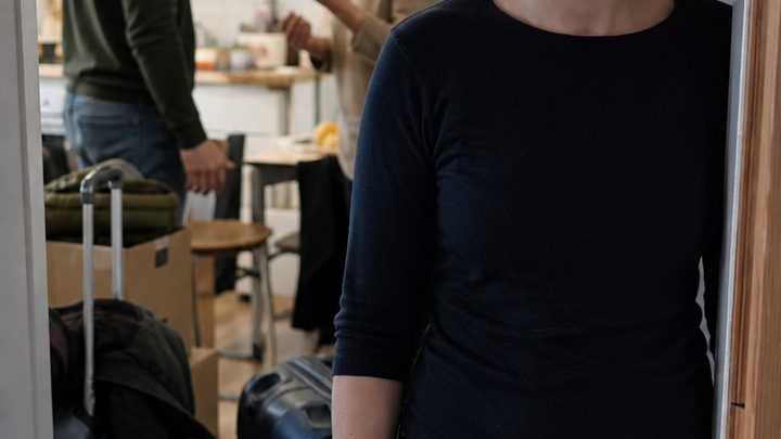 „Du musst aus deiner eigenen Wohnung ausziehen!“ — Als seine Mutter und seine Schwester einfach einzogen, traf die Ehefrau eine Entscheidung, mit der niemand gerechnet hatte
