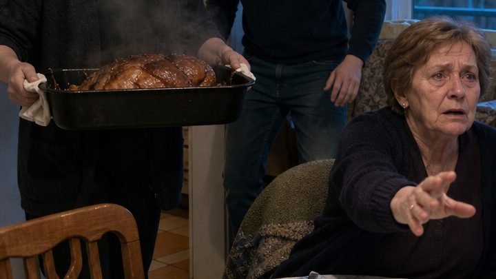 „Dann bleibt doch mit eurem Festessen allein!“ — Meine Schwiegermutter verspottete den bescheidenen Tisch, bis ich ihr das teuerste Gericht vor der Nase wegtrug und meinen Sohn vor die Wahl stellte