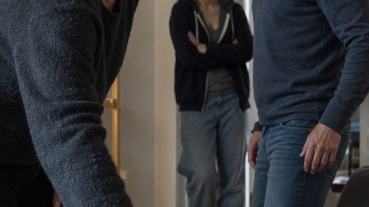 „Ich gehe zu einer anderen Frau“ – doch als ihr Mann am nächsten Tag den Fernseher, das Auto und sogar die Kaffeemaschine mitnehmen wollte, legte sie nur einen Ordner auf den Tisch und sagte: „Dann lass uns zuerst klären, was wirklich dir gehört“