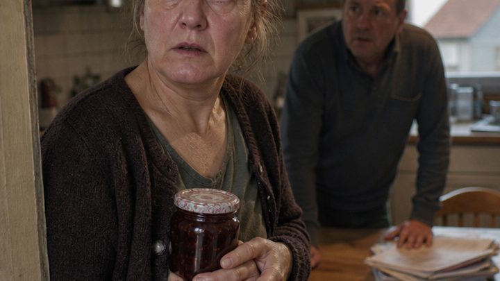 Sie kam im ersten Bus ins Dorf, um ihren kranken Vater zu versorgen – doch dann hörte ihre Mutter zufällig, was der Lieblingssohn über sie und das Haus sagte