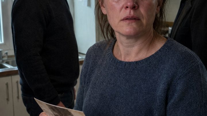 „Ich dachte, du wärst tot“ – als mein Mann einen fremden Mann nach Hause brachte, enthüllte ein altes Foto ein Familiengeheimnis, das seit Jahrzehnten verborgen geblieben war