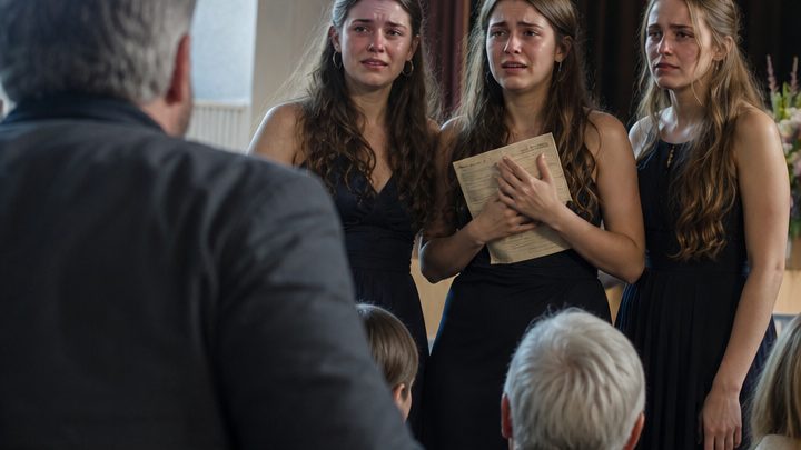 Achtzehn Jahre lang zog ich die drei Töchter meines verschwundenen Bruders groß – doch bei ihrer Abiturfeier lasen sie vor der ganzen Halle den Zettel vor, den ihr Vater damals hinterlassen hatte