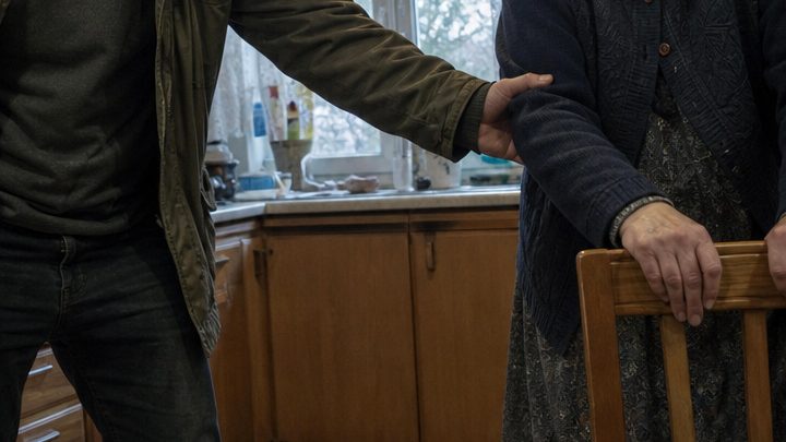 Ich wusste, dass man mich nach dieser Geschichte verurteilen würde – doch erst als der Anwalt das Testament meiner siebzigjährigen Ehefrau öffnete, begriff ich, wie tief ich wirklich gesunken war