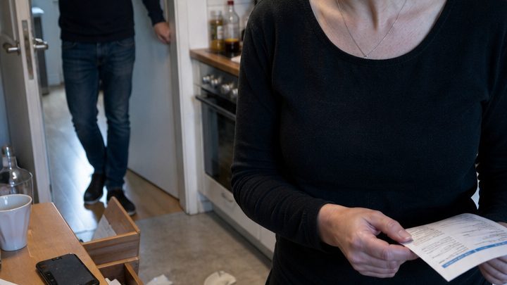 Als meine Schwiegermutter wegen einer gesperrten Bankkarte ausrastete, ahnte ich noch nicht, dass sie unsere Wohnung verkaufen wollte – doch dann enthüllte eine fremde Frau die Wahrheit über meinen Mann