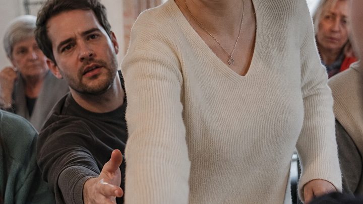 „Mach dich nicht lächerlich vor meiner Familie!“ – Doch als seine Frau den leeren Umschlag zurückgab, verstummte die ganze Geburtstagsgesellschaft