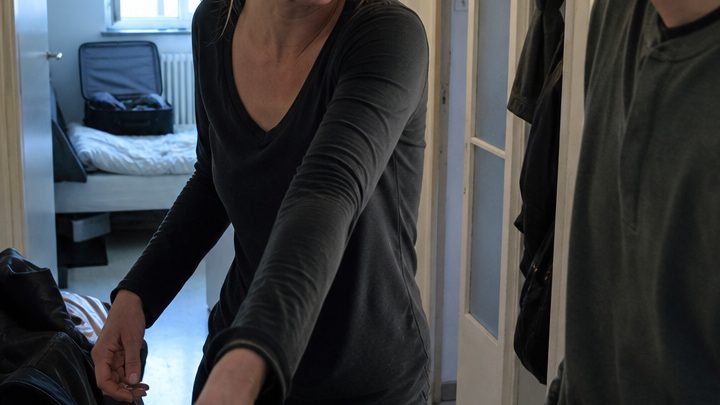 „Ich habe die Reinigung des Wochenendhauses deiner Mutter abgesagt und deine Karte sperren lassen“, sagte sie und warf die ausgedruckten Unterlagen vor seine Füße – doch damit hatte er niemals gerechnet