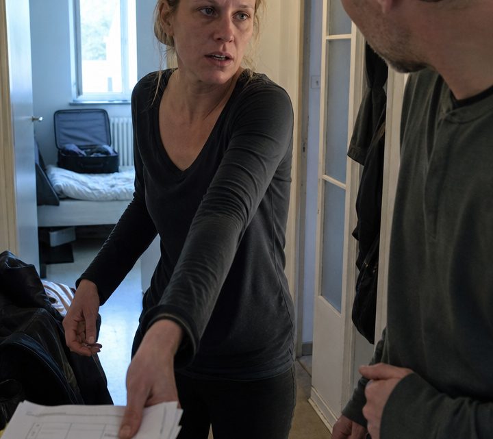 „Ich habe die Reinigung des Wochenendhauses deiner Mutter abgesagt und deine Karte sperren lassen“, sagte sie und warf die ausgedruckten Unterlagen vor seine Füße – doch damit hatte er niemals gerechnet
