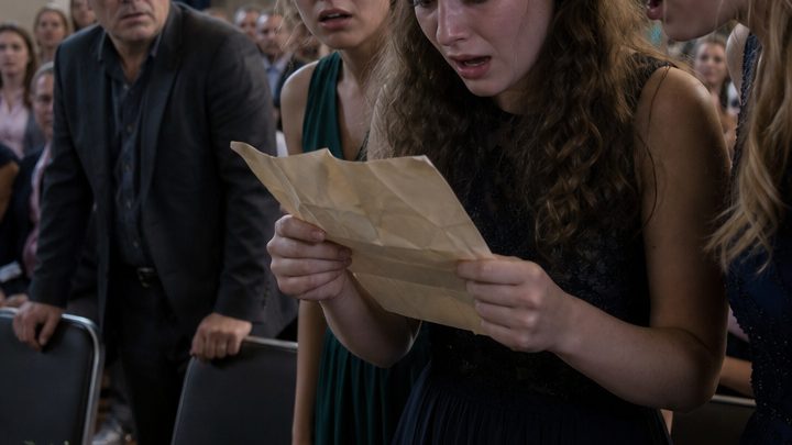 Achtzehn Jahre lang zog ich die drei Töchter meines verschwundenen Bruders groß – doch bei ihrer Abiturfeier lasen sie vor dem ganzen Saal jene Nachricht vor, die er damals hinterlassen hatte