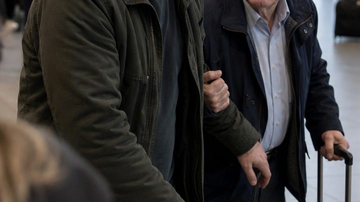 Am Flughafen half ich einem alten Mann – wenige Minuten später nahm er mein Handy und rief die Polizei… Als ich hörte, was er sagte, gefror mir das Blut in den Adern 😨😱