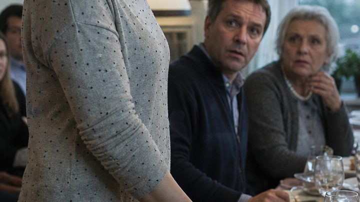 Als ich bei der Familienfeier das Essen servierte, stellte meine Schwiegermutter mich vor allen Gästen bloß: „Das ist meine Schwiegertochter – allerdings nicht mehr lange. Mein Sohn wird sich von ihr scheiden lassen.“ Doch ich lächelte nur und sagte: „Dann habe ich ebenfalls eine Nachricht für euch.“