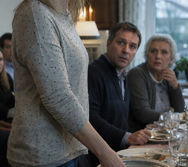Als ich bei der Familienfeier das Essen servierte, stellte meine Schwiegermutter mich vor allen Gästen bloß: „Das ist meine Schwiegertochter – allerdings nicht mehr lange. Mein Sohn wird sich von ihr scheiden lassen.“ Doch ich lächelte nur und sagte: „Dann habe ich ebenfalls eine Nachricht für euch.“