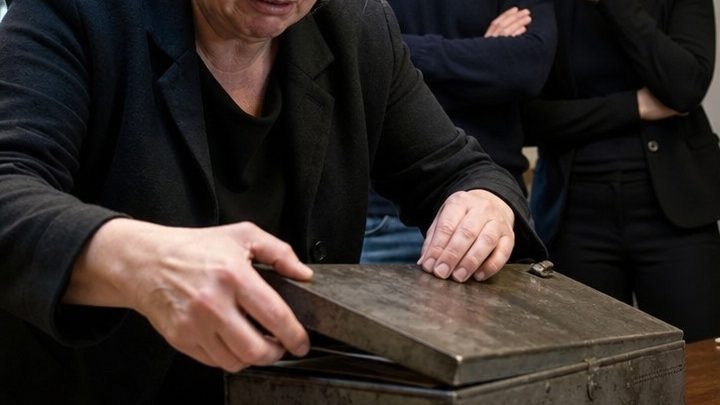 Nach der Beerdigung meines Mannes legte mir sein Anwalt eine alte Metallkassette vor – was ich darin fand, enthüllte eine Wahrheit, die meine Familie seit elf Jahren gegen mich aufgebracht hatte