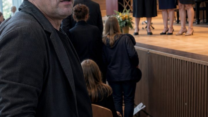 Achtzehn Jahre lang zog ich die drei Töchter meines verschwundenen Bruders groß – bei ihrer Abschlussfeier lasen sie vor allen Menschen den Zettel vor, den er damals hinterlassen hatte