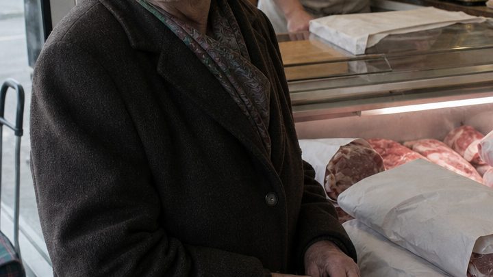 Jeden Morgen kaufte die alte Frau sechzig Kilo Rindfleisch – bis der Metzger ihr heimlich folgte und hinter den rostigen Toren ein erschütterndes Geheimnis entdeckte